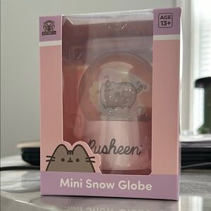 Pusheen Mini Snow Globe